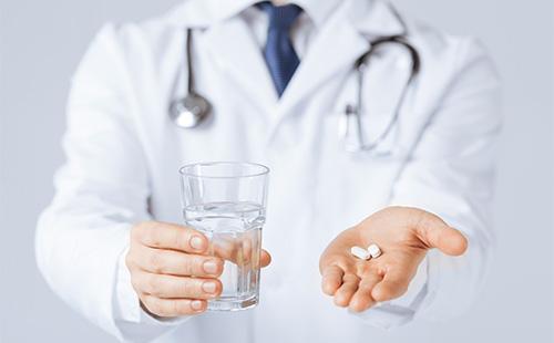 Mga tabletas sa kamay ng doktor