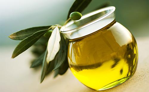 Sklenica olivového oleja