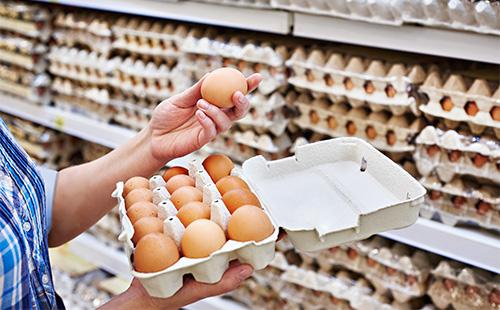 Výběr vajec v supermarketu