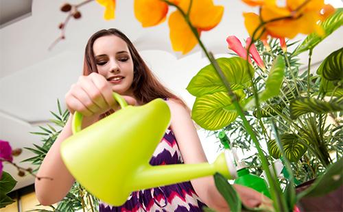 Момиче полива орхидея