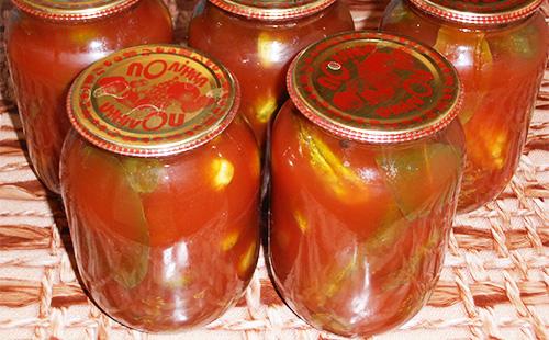 Буркани с краставици в доматен сос в буркани