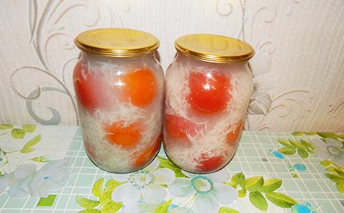 Marinoidut tomaatit valkosipulilla purkeissa