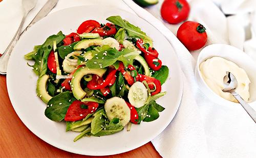 Salat mit Avocado, Kräutern und Gurken