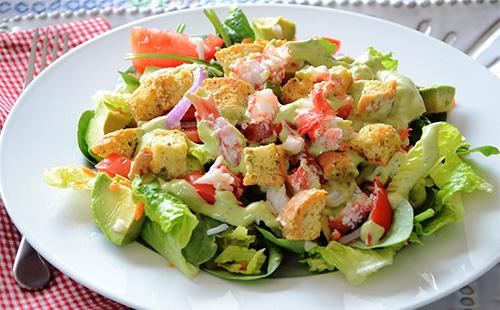 Salat mit Avocado und Crackern