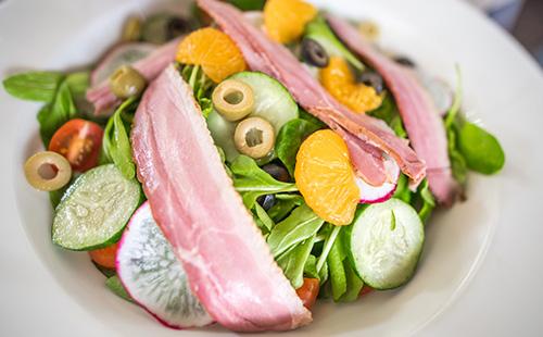 Salaatti savustetulla lihalla ja vihanneksilla