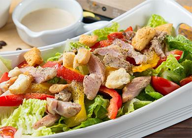 11 mga recipe para sa pinausukang salad ng manok: pag-iba-ibahin ang menu na may masigasig na meryenda