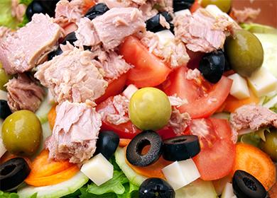 Salat mit Dorschleber: wie man einen köstlichen Snack in einer halben Stunde kocht