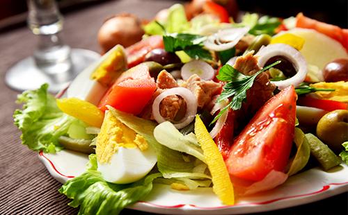 Saláta tonhallal és zöldségekkel