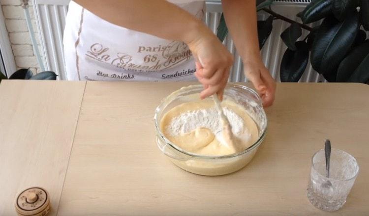 Комбинирайте тестото с останалите белтъци и добавете брашното.
