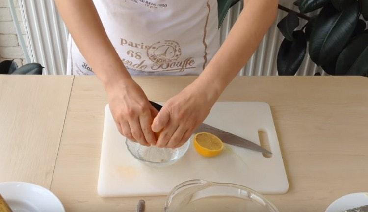 Drücken Sie den Saft einer halben Zitrone in heißes Wasser.