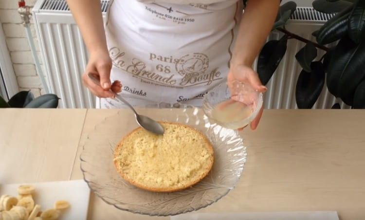 Den unteren und oberen Kuchen mit Zitronenwasser einweichen.