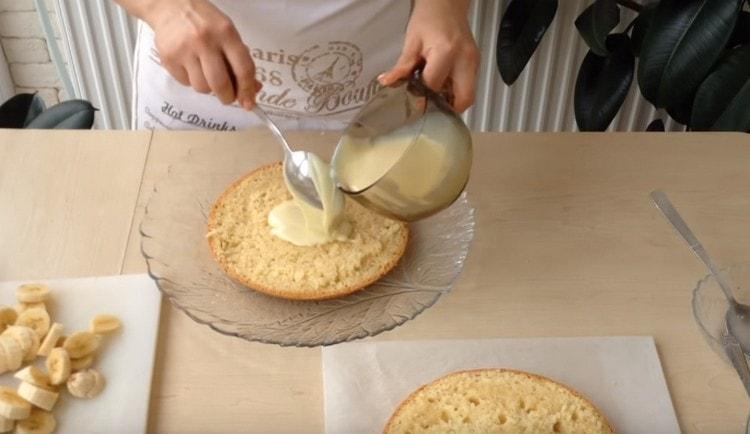 Oba dorty přikryjeme kondenzovaným mlékem.