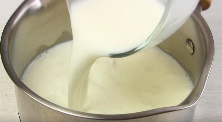 Gießen Sie Milch in die Pfanne, um die Sahne zuzubereiten.