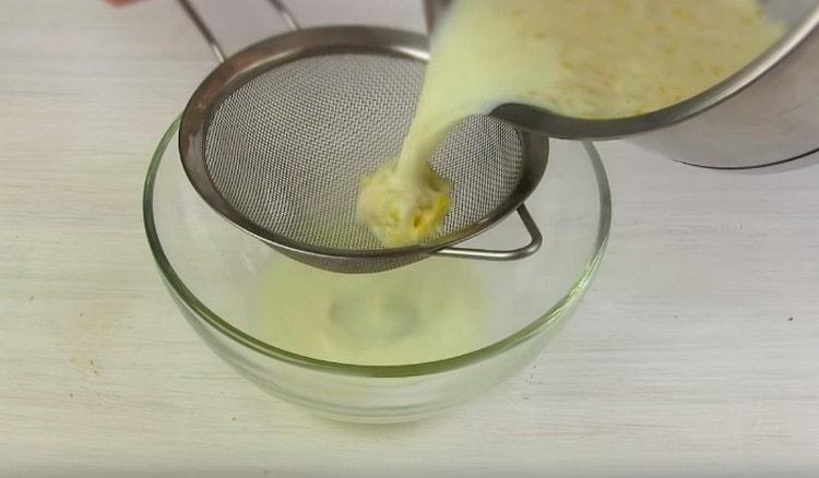 Portare a ebollizione il latte e la scorza, quindi filtrare attraverso un setaccio.