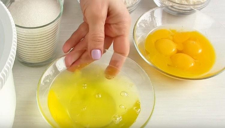 Válassza le a fehérjét a tojássárgájáról.