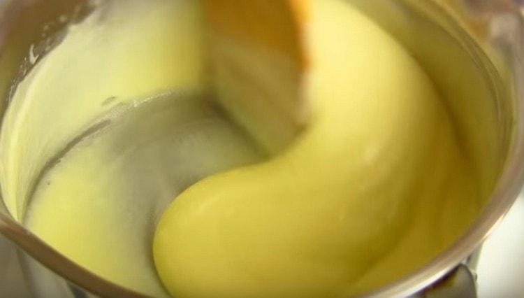 Bollire la preparazione della crema fino a quando non si addensa.
