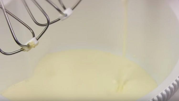 Versare la crema fredda nella ciotola del mixer.