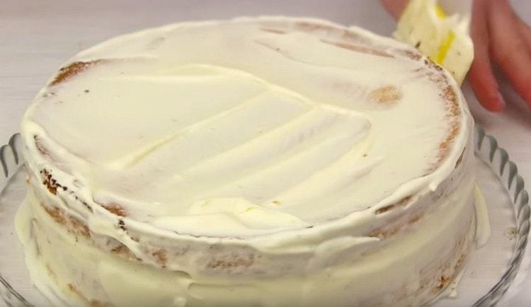 Top tutta la torta con la crema rimanente.