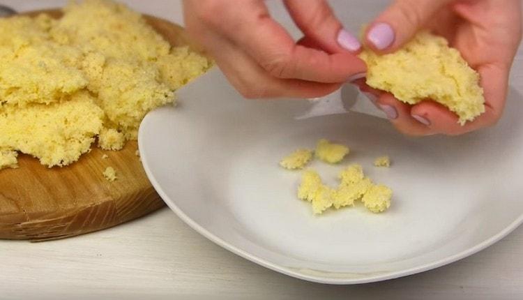 Roztrhejte buničinu sušenky na malé kousky.