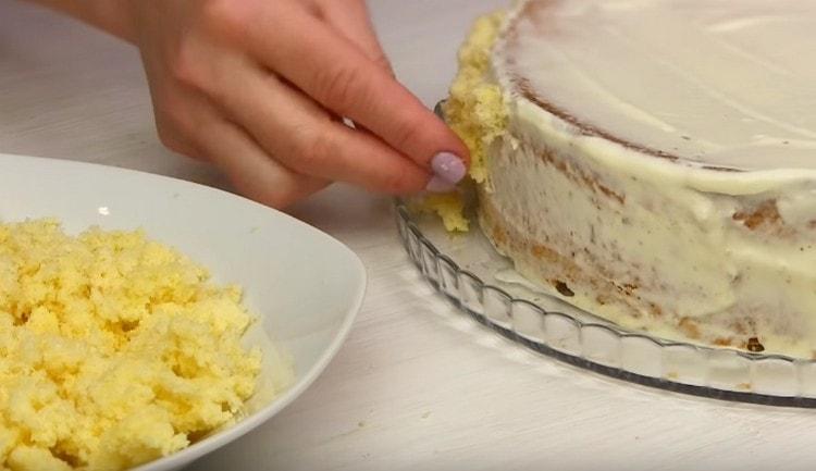 Залепете парчета бисквитена каша към нашата торта.