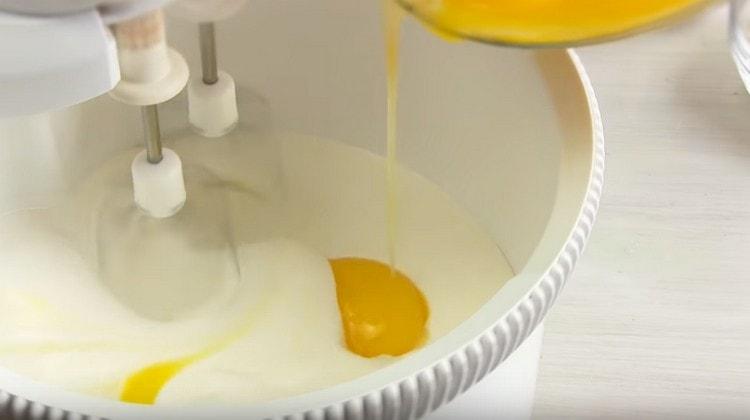 Egyrészt bevisszük a tojássárgája fehérje tömegét.