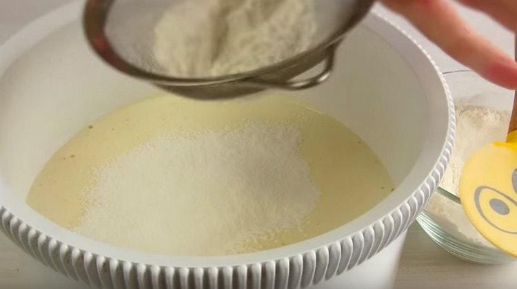 Пресейте брашното в яйчената маса и разбъркайте внимателно.