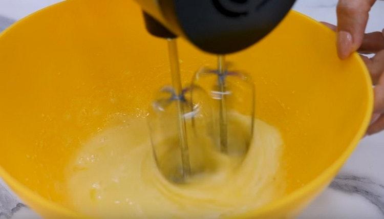 Separatamente, sbattere le uova con lo zucchero per la crema.