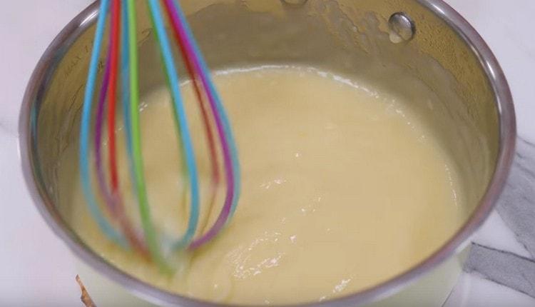Kochen Sie die Vanillepuddingbasis für die Creme, bis sie eingedickt ist.