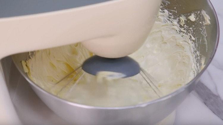 Quando la base di crema pasticcera si raffredda. mescolalo con burro montato.