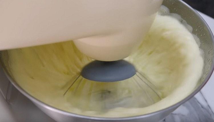 Vatkaa munat sokerilla erikseen rehevään vaahtoon.