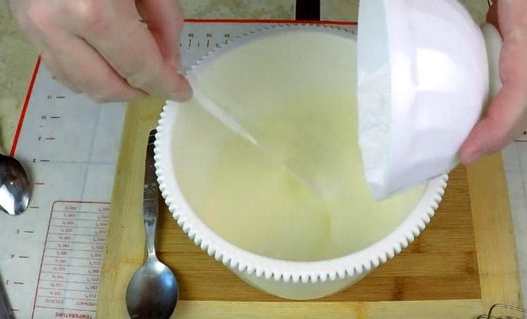 За да приготвите крема, комбинирайте охладения крем с пудра захар.