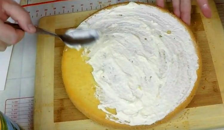 Lubrificare la prima torta con abbondante panna.