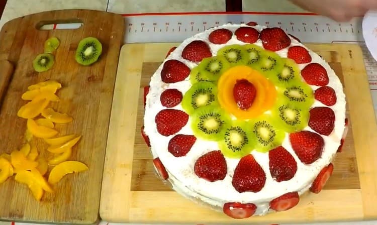 Koristele kakku hedelmäviipaleilla.