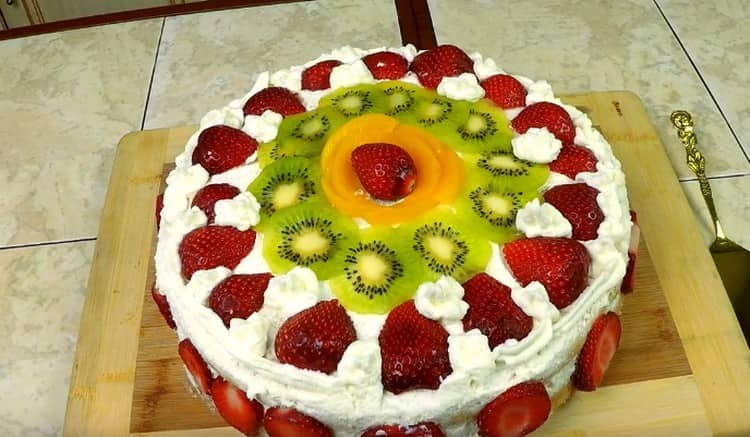 Το κέικ σφουγγαριού με φρούτα θα πρέπει να εγχυθεί και να εμποτιστεί.