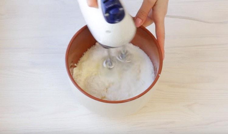 Um die Sahne zuzubereiten, schlagen Sie die saure Sahne mit Zucker und Vanille.