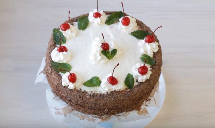 Tak krásně můžete ozdobit sušenkový dort se zakysanou smetanou.