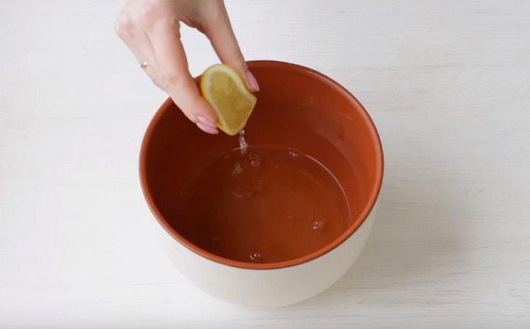 Προσθέστε μια πρέζα αλάτι στις πρωτεΐνες και μερικές σταγόνες χυμό λεμονιού.