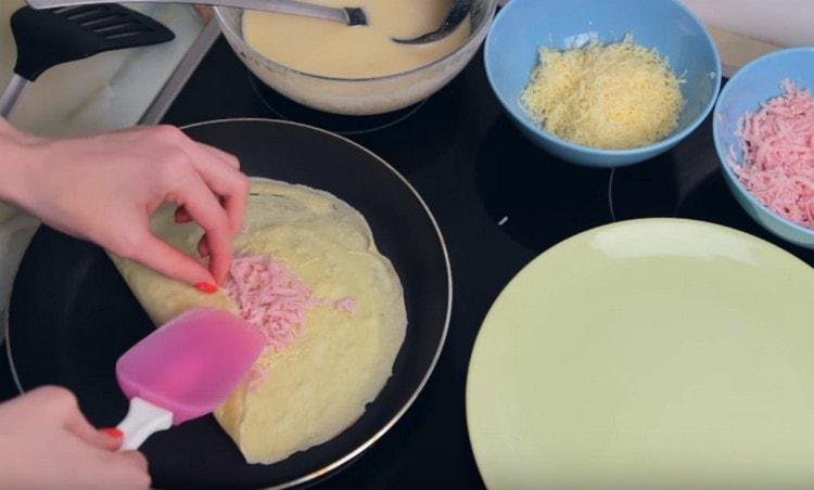 Kinkku- ja juustotäytteiset leivonnaiset voidaan täyttää suoraan pannulle.