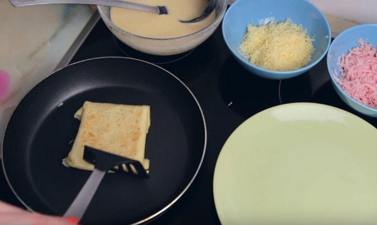 Premi leggermente il pancake in modo che non perda forma.