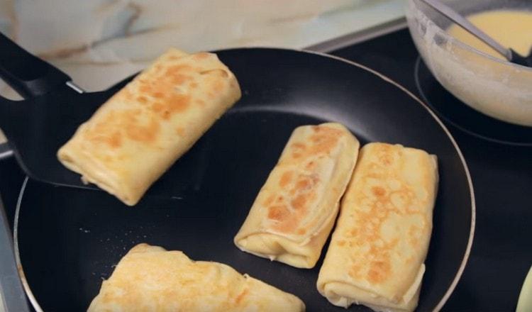 Mit diesem Rezept zubereitete Pfannkuchen mit Schinken und Käse schmecken besser, wenn Sie sie vor dem Servieren in Butter anbraten.