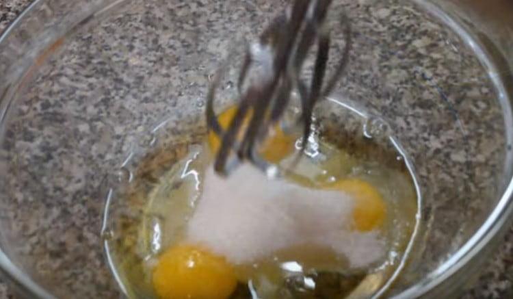 Για τη δοκιμή, χτυπήστε τα αυγά με ζάχαρη, προσθέστε γάλα.