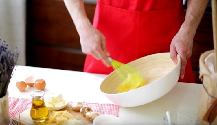 За да приготвите тестото, разбийте яйцата с размах.