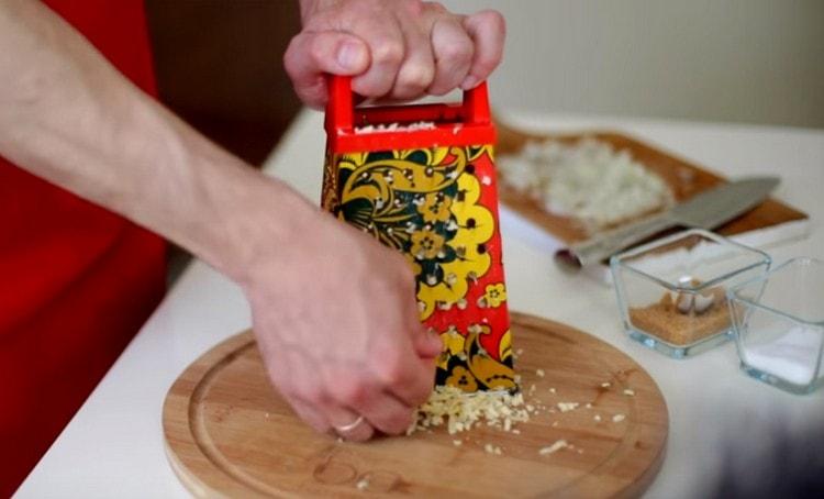 Nastrouhejte tvrdý sýr na hrubém struhadle.