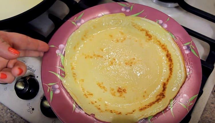Dopo la frittura, ogni pancake deve essere ingrassato con burro fuso.
