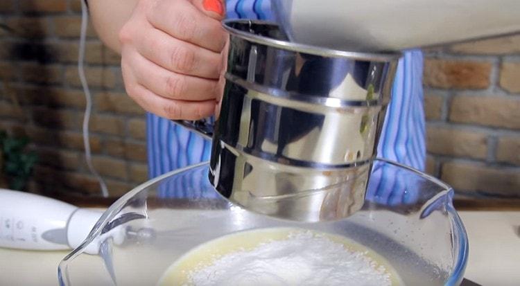 Szitálj lisztet a tésztába.