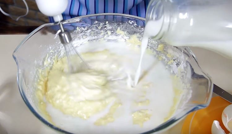 Разбийте тестото и добавете мляко, като постигнете желаната консистенция.