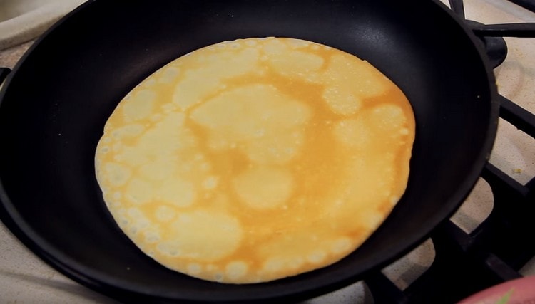 I pancake sono pronti, è diventato solo per torcere il ripieno in loro.