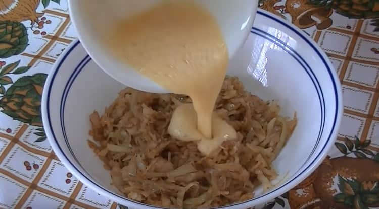 Тази рецепта използва метод за приготвяне на палачинки със зеле и яйца.
