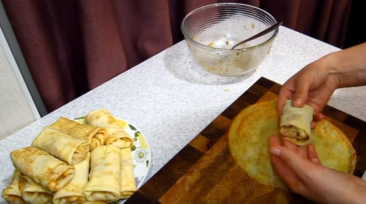 Pfannkuchen mit Kohl und Champignons vor dem Servieren können optional gebraten werden.