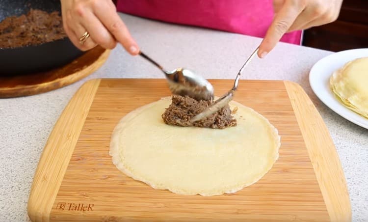 Scopri come farcire correttamente i pancake con la carne.